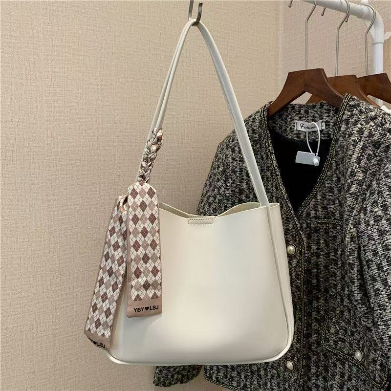 白色菱格水桶包 | Argyle Bucket Bag