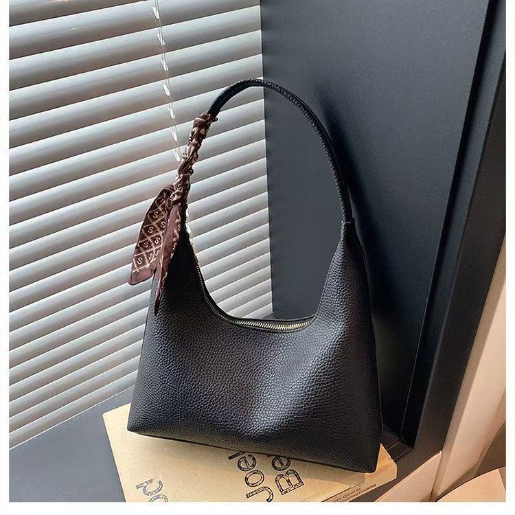 黑色荔枝纹腋下包 | Black Pebbled Leather Hobo Bag