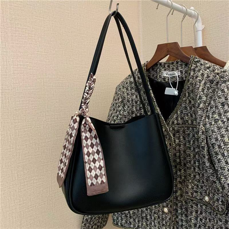 白色菱格水桶包 | Argyle Bucket Bag