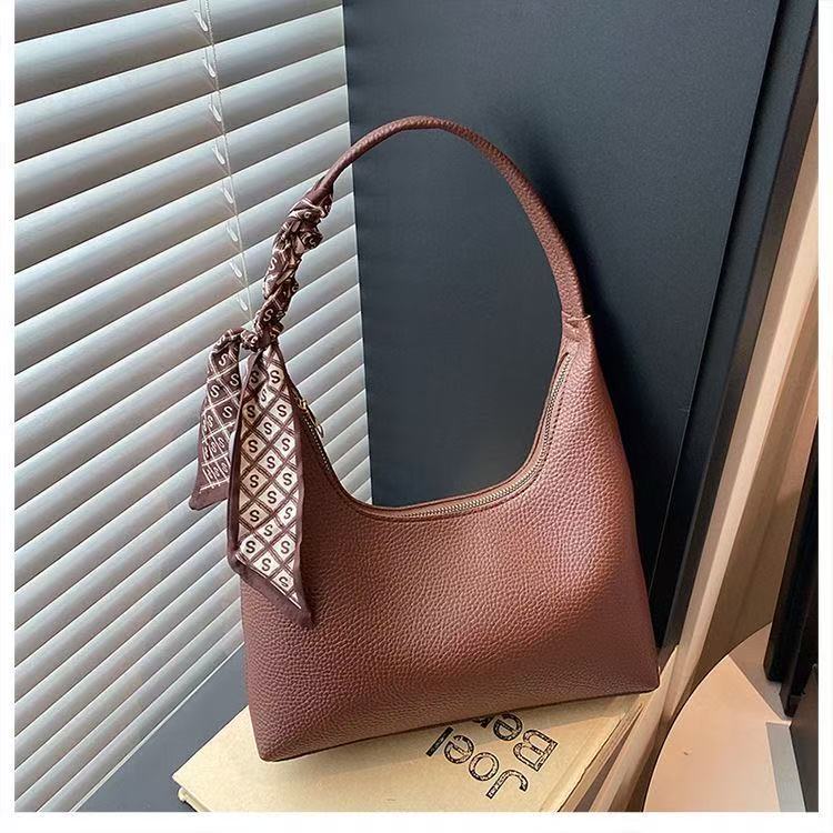 黑色荔枝纹腋下包 | Black Pebbled Leather Hobo Bag