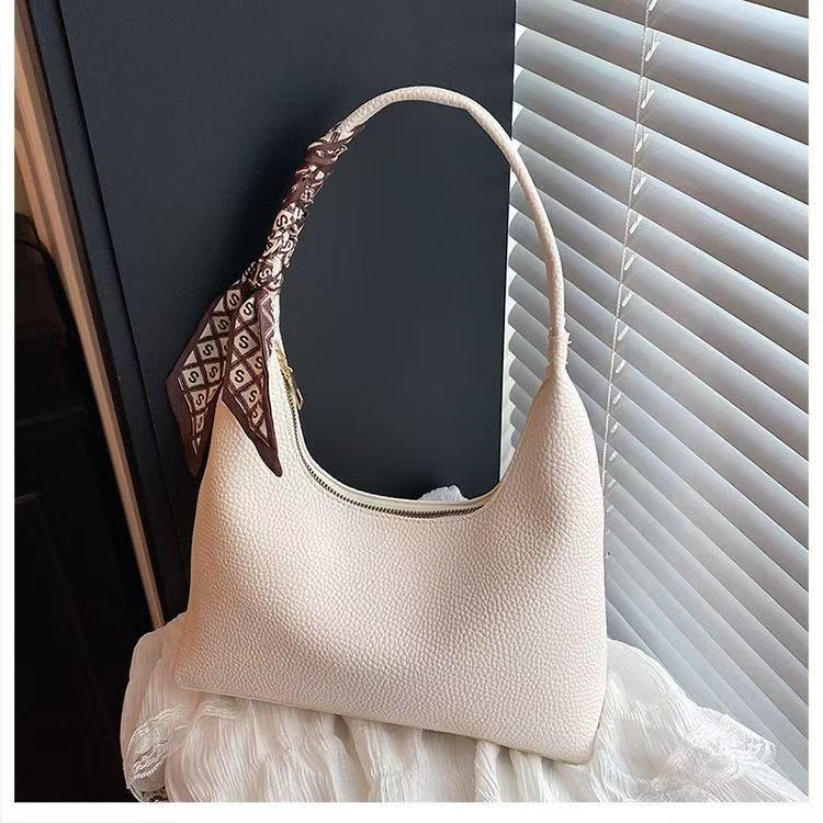 黑色荔枝纹腋下包 | Black Pebbled Leather Hobo Bag